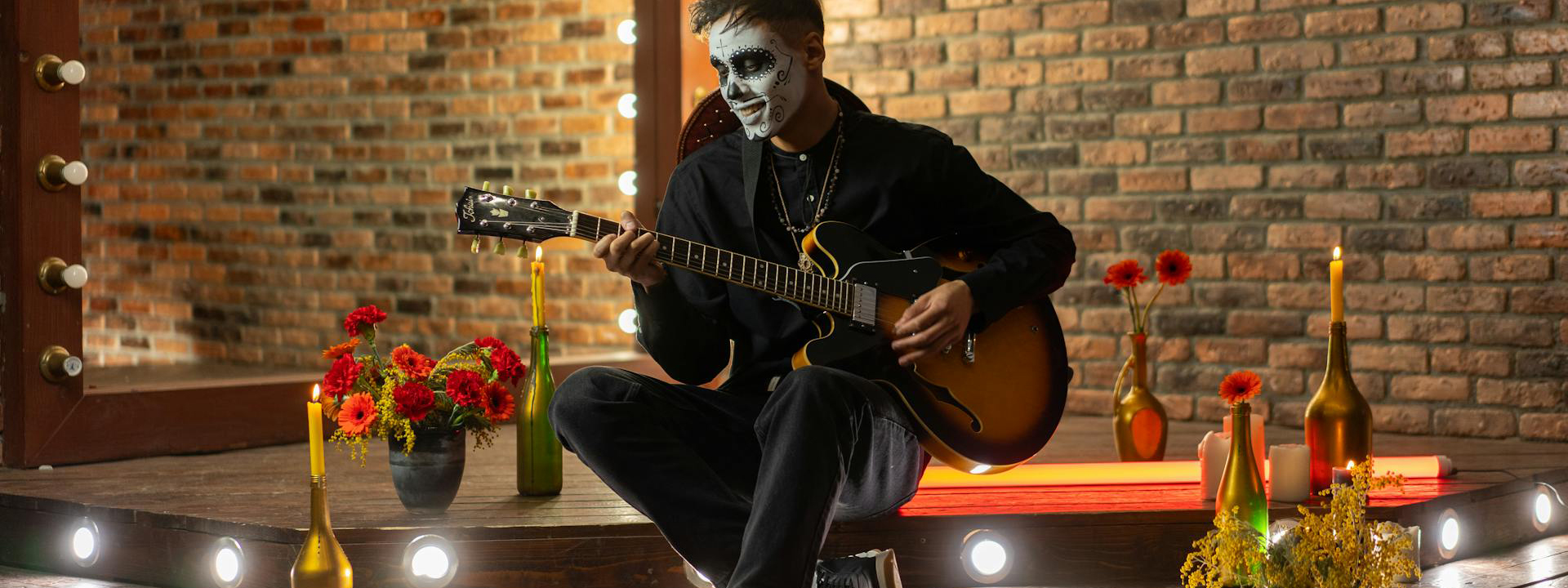 Kostuums Met Halloween-Thema -Kostuums Met Halloween-Thema pexels mikhail nilov 7706305